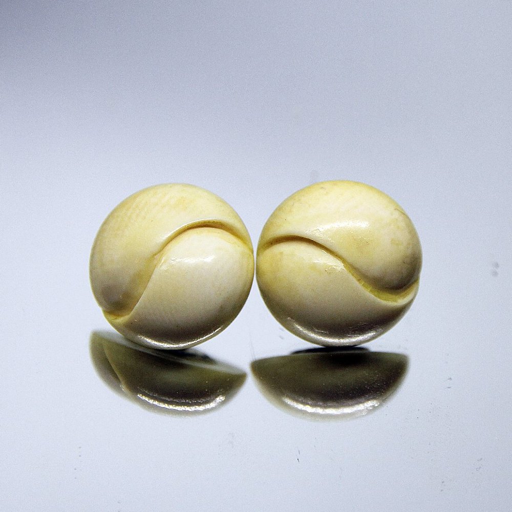 VINTAGE BONE OR IVORY ROUND PIERCED EARRINGS